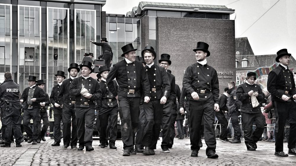 Ischa Freimaak, Umzug, Schornsteinfeger