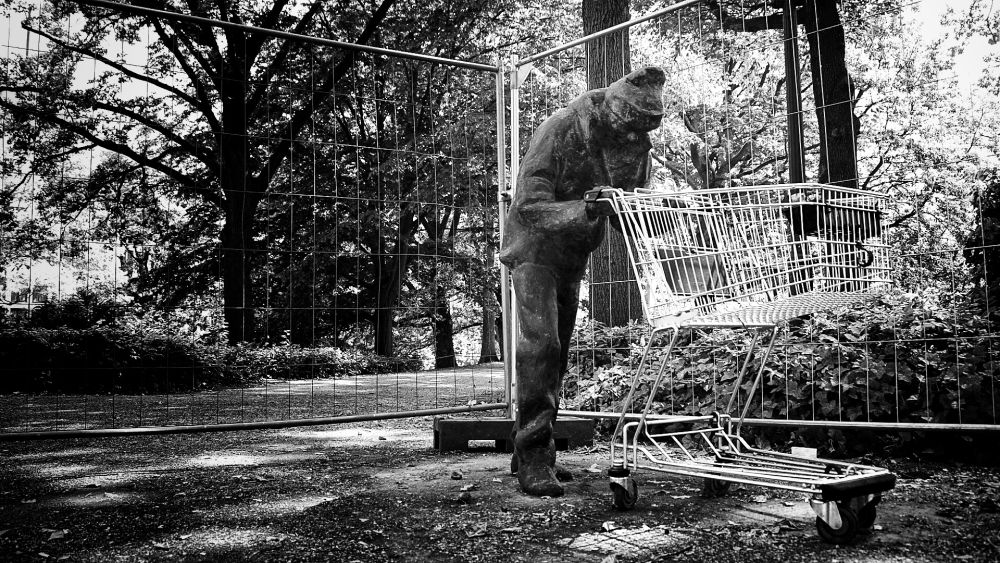 Statue Am Wall. Künstler unbekannt