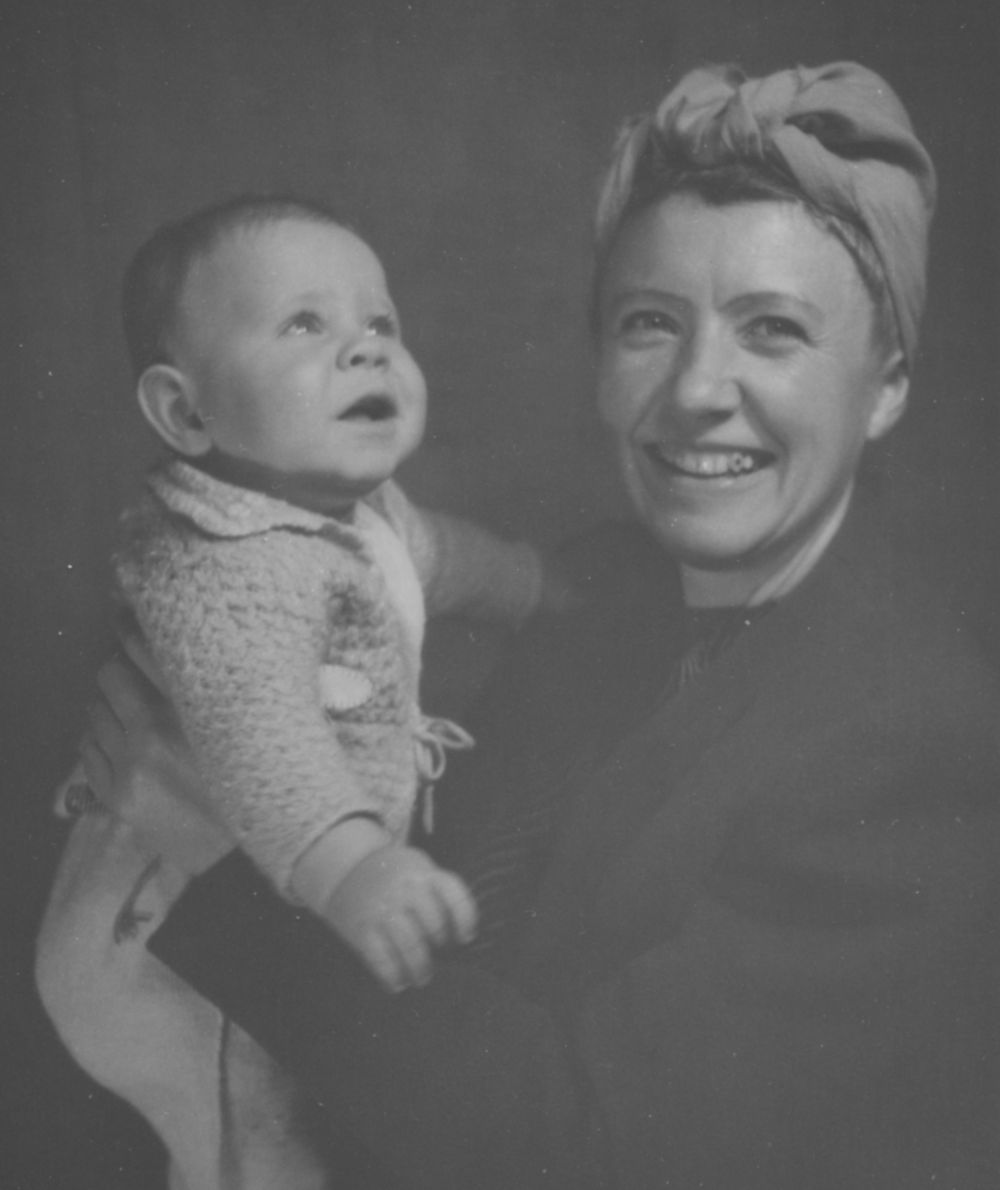 Hanna Ahrens mit ihrem Sohn Michael 1943